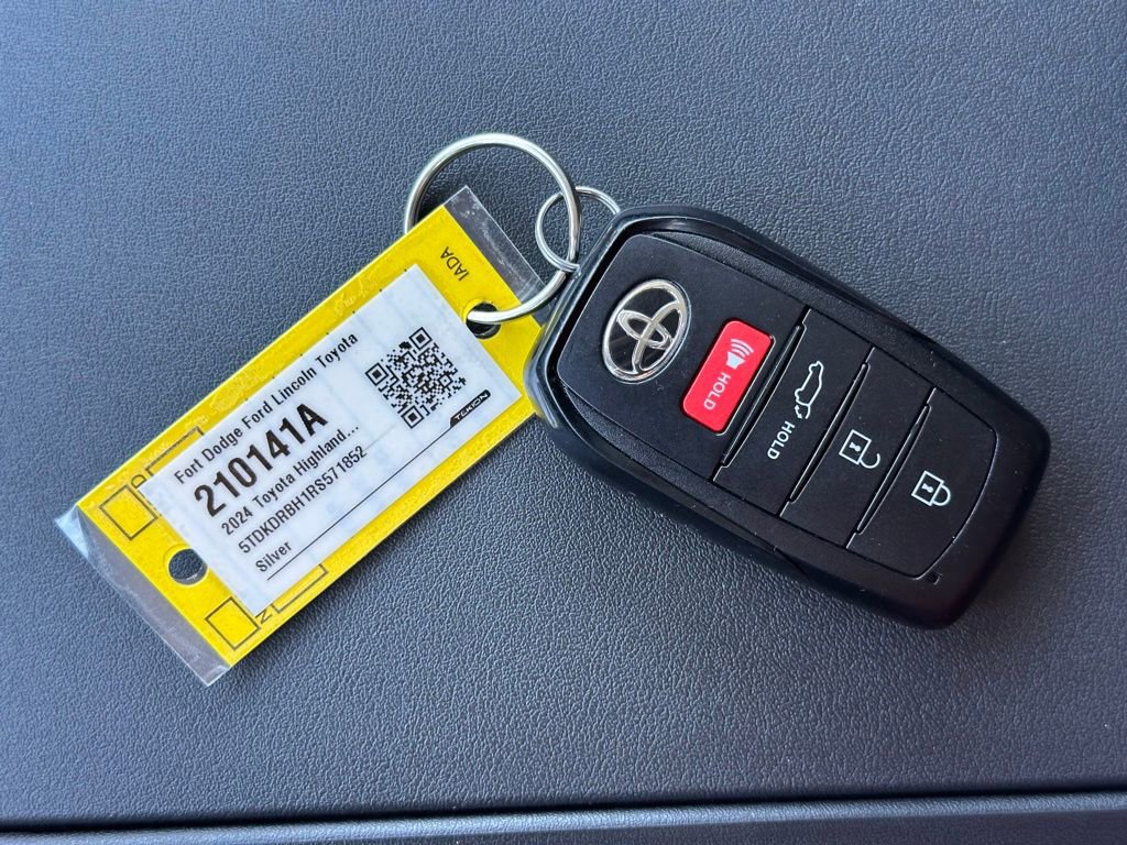 Used 2024 Toyota Highlander Limited AWD/4WD image 39