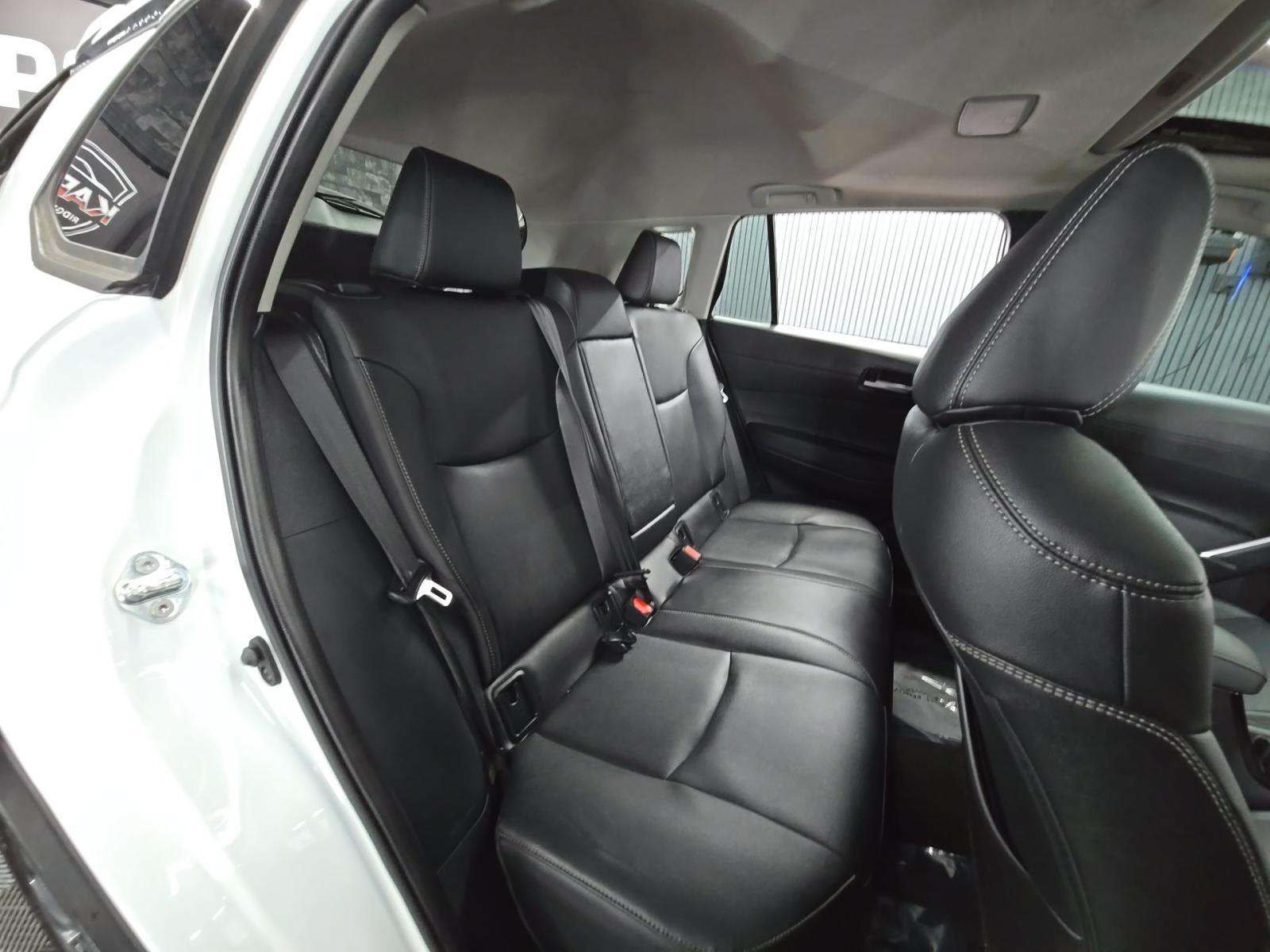 Used 2023 Toyota Corolla Cross XLE w/ Convenience Package FWD image 16