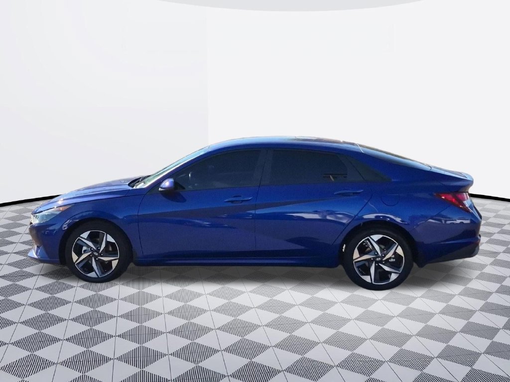 Used 2023 Hyundai Elantra SEL w/ Convenience Package FWD image 3