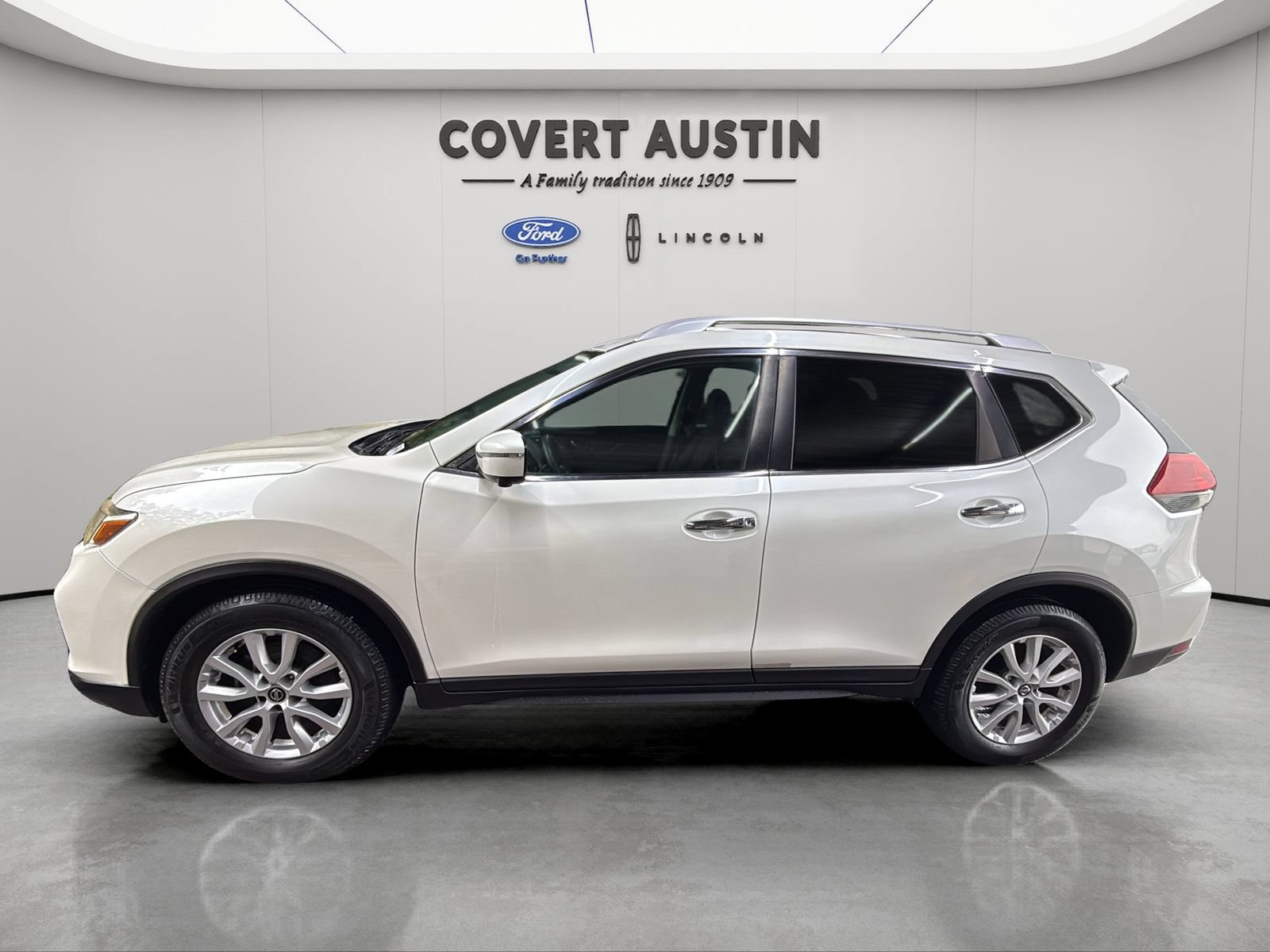 Used 2018 Nissan Rogue SV w/ Premium Package FWD image 2
