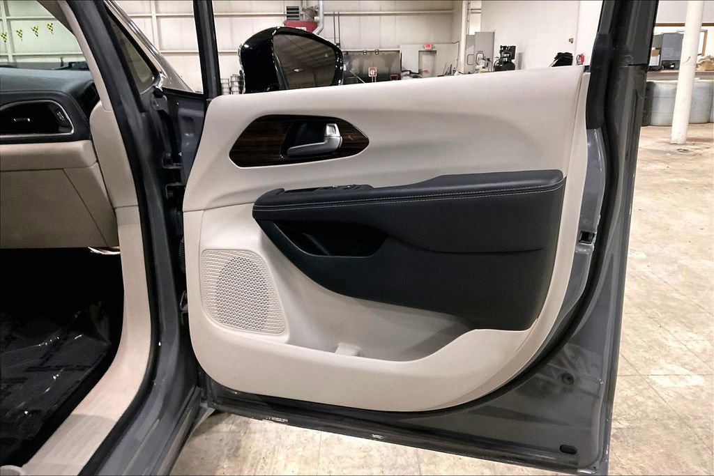 Used 2023 Chrysler Pacifica Limited image 23