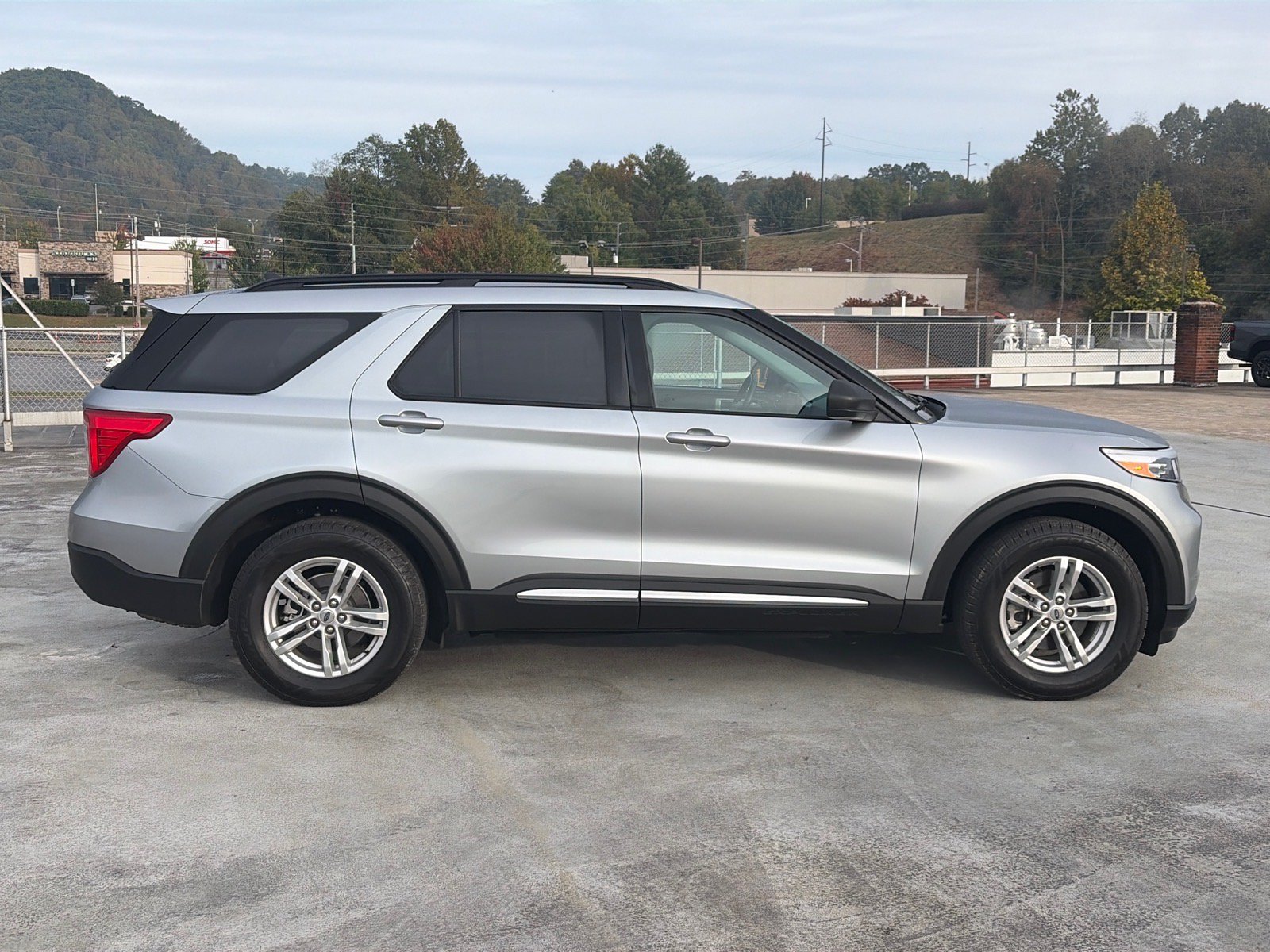 Certified 2022 Ford Explorer XLT w/ Equipment Group 202A AWD/4WD image 2