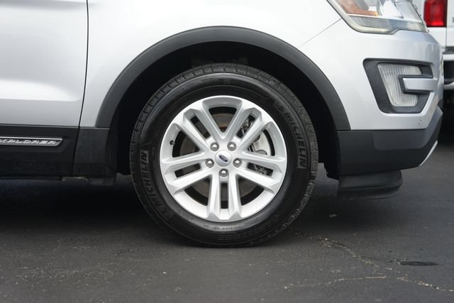 Certified 2017 Ford Explorer XLT w/ Equipment Group 202A FWD image 4