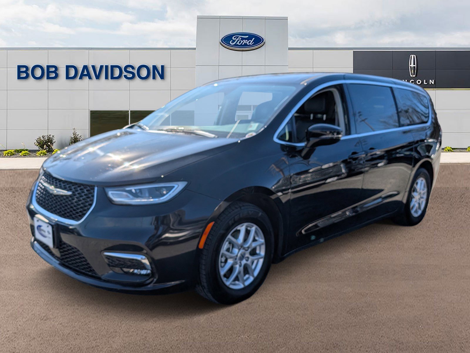 Used 2024 Chrysler Pacifica Touring-L image 7