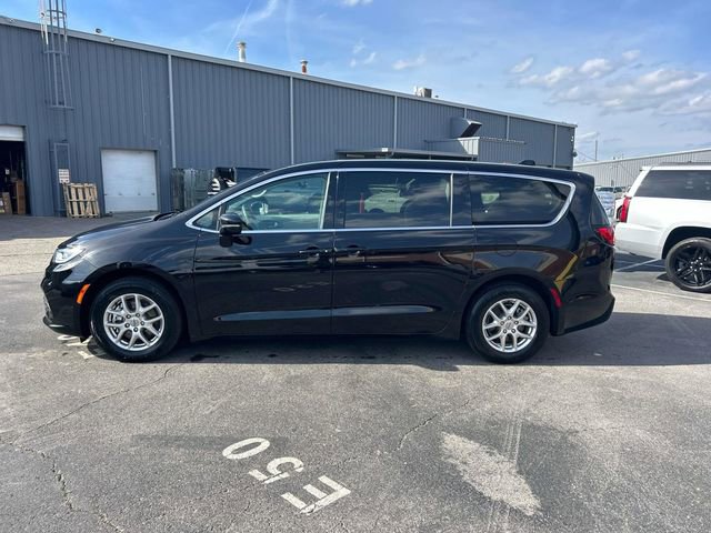 Used 2024 Chrysler Pacifica Touring-L image 6