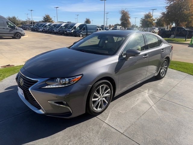 Used 2017 Lexus ES 300h w/ Luxury Package image 3