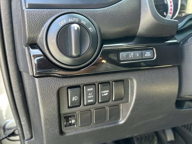 Used 2018 Nissan Titan SV w/ SV Convenience Package AWD/4WD image 20