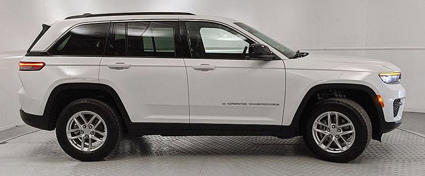 Used 2025 Jeep Grand Cherokee Laredo X image 2