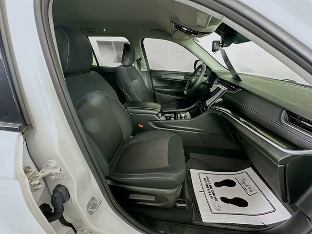 Used 2023 Jeep Grand Cherokee Laredo image 33