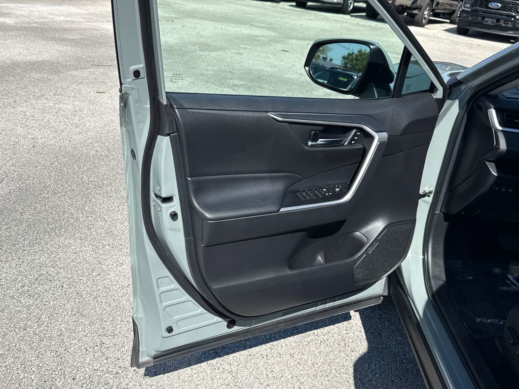 Used 2021 Toyota RAV4 XLE Premium image 14