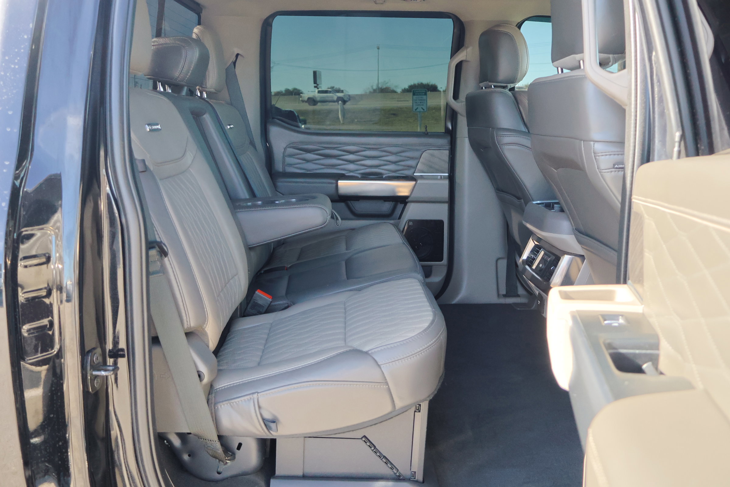 Certified 2025 Ford F350 Platinum w/ Platinum Plus Package image 37