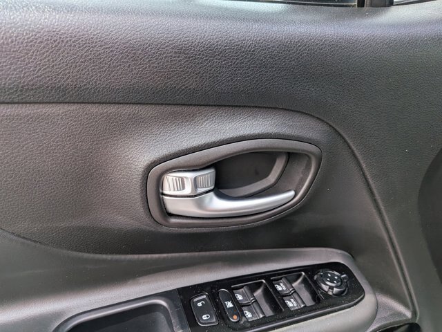 Used 2020 Jeep Renegade Altitude FWD image 13