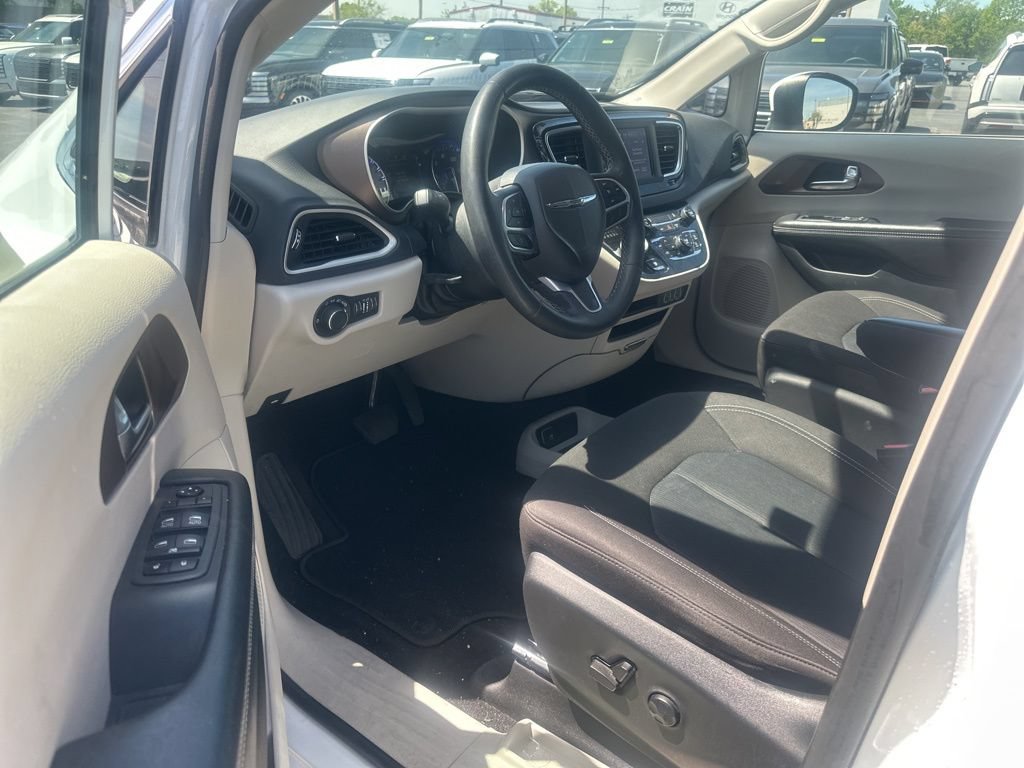 Used 2022 Chrysler Voyager LX FWD image 30