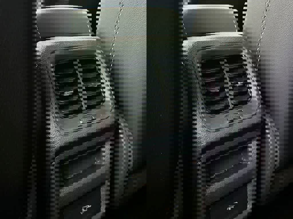 Used 2022 Volkswagen Taos SE w/ Panoramic Sunroof Package image 16