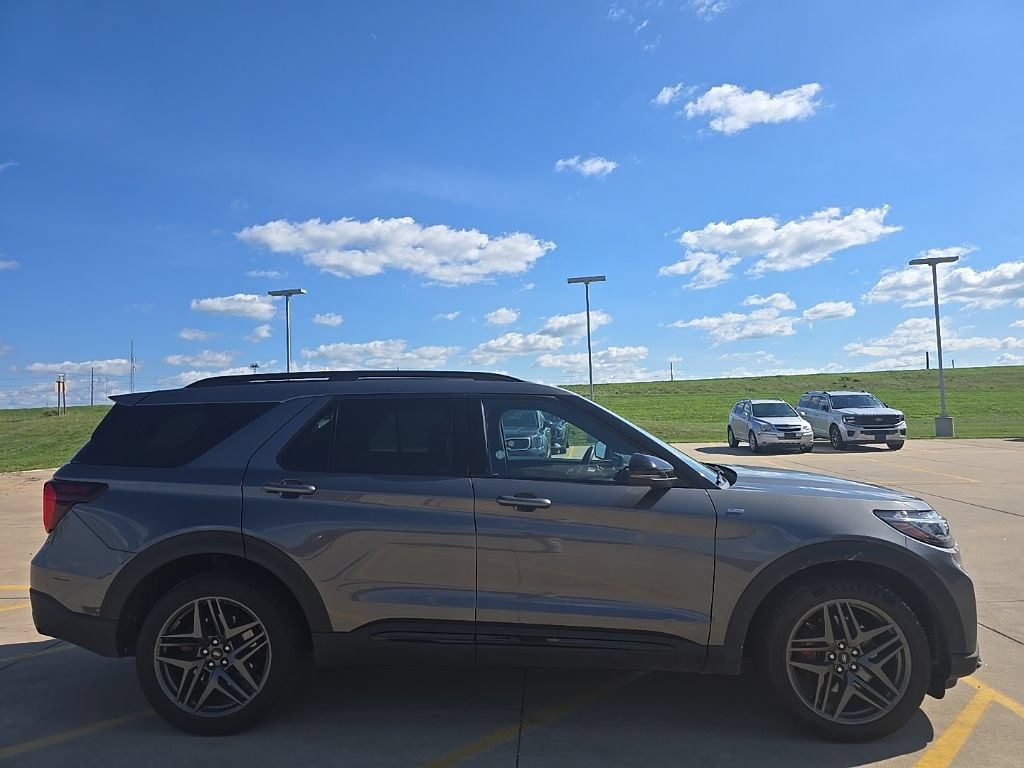 Certified 2025 Ford Explorer ST-Line w/ ST-Line Street Pack AWD/4WD image 4