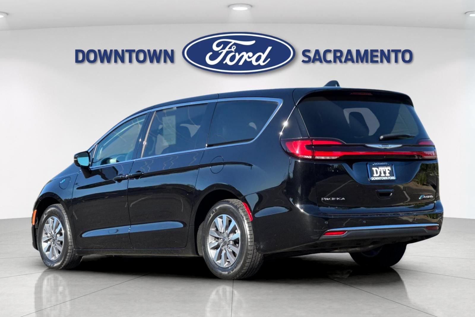 Used 2024 Chrysler Pacifica Limited FWD image 8