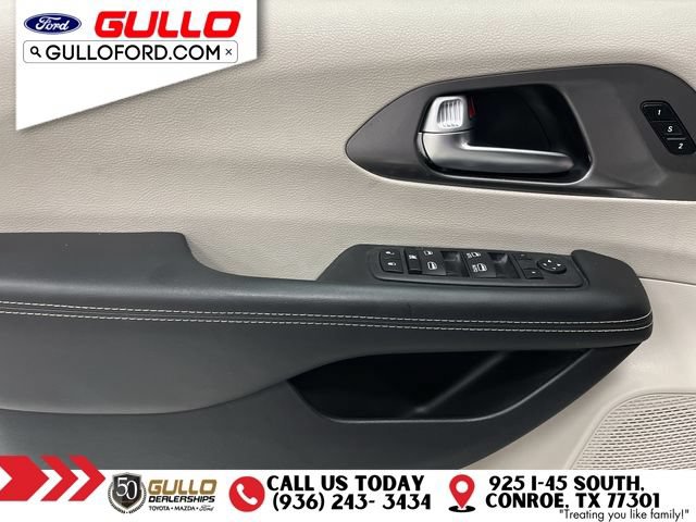 Used 2023 Chrysler Pacifica Touring-L FWD image 18