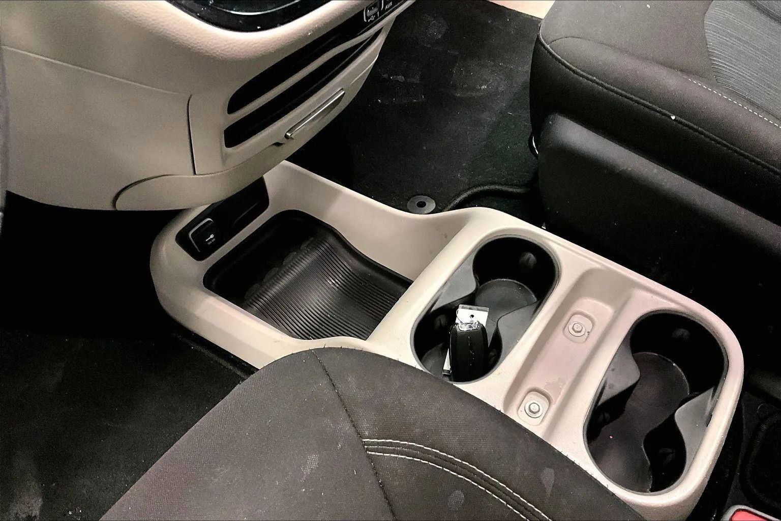 Used 2022 Chrysler Voyager LX image 16