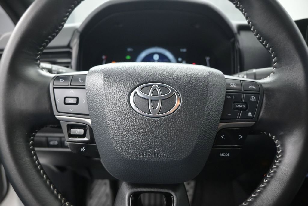 Used 2025 Toyota Camry SE FWD image 12