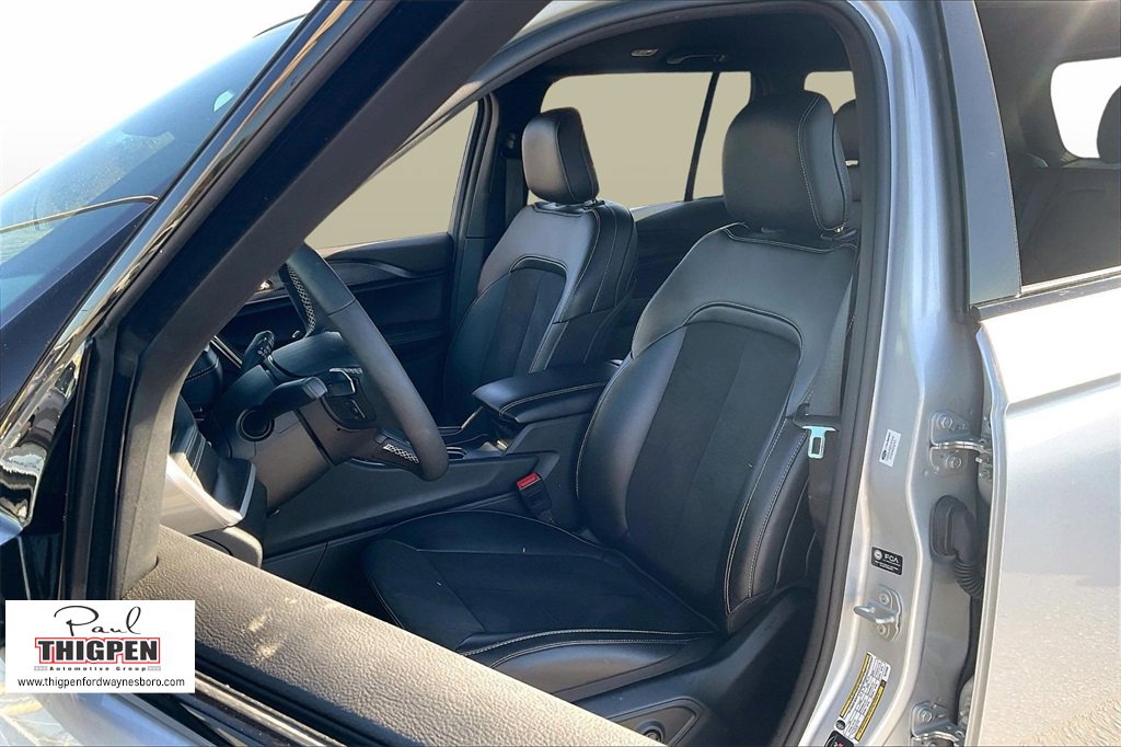 Used 2025 Jeep Grand Cherokee Altitude image 24