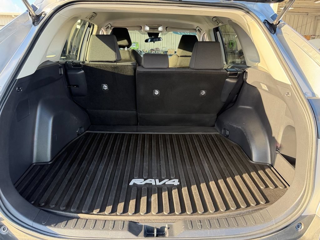 Used 2021 Toyota RAV4 LE FWD image 17