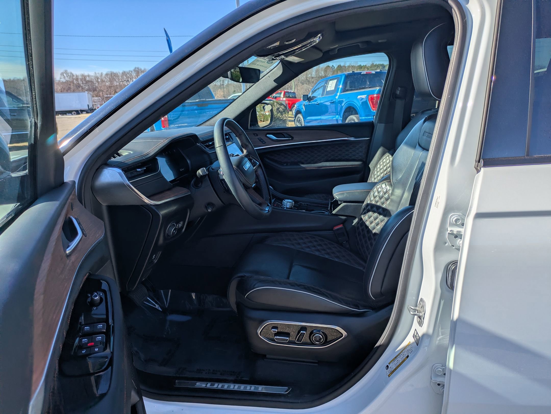 Used 2023 Jeep Grand Cherokee L Summit w/ Luxury Tech Group V image 15