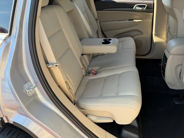 Used 2019 Jeep Grand Cherokee Laredo AWD/4WD image 36
