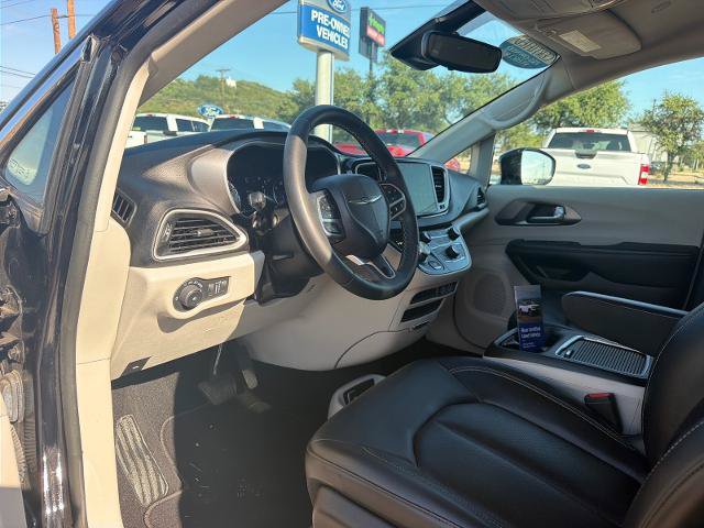 Used 2024 Chrysler Pacifica Touring-L FWD image 13