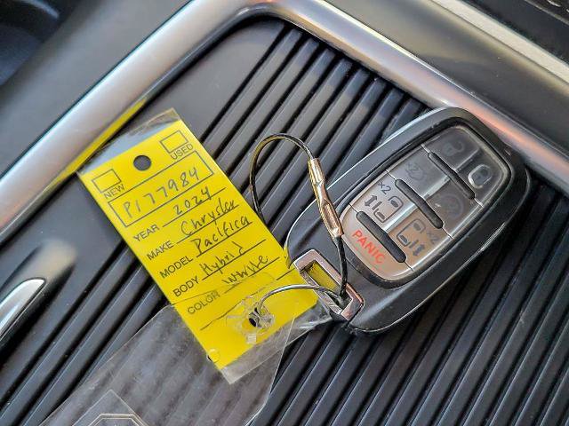 Used 2024 Chrysler Pacifica Limited FWD image 32