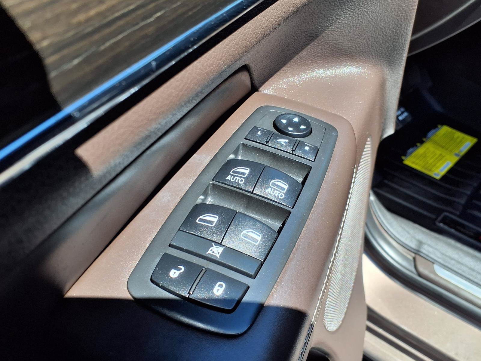 Used 2019 Jeep Grand Cherokee Overland AWD/4WD image 22