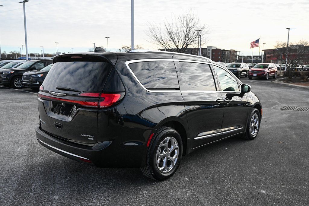 Used 2021 Chrysler Pacifica Limited w/ Uconnect Theater Family Group image 5