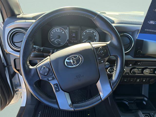 Used 2017 Toyota Tacoma TRD Off-Road w/ Premium & Technology Package AWD/4WD image 11