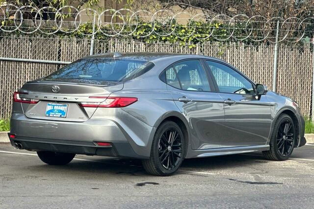 Used 2025 Toyota Camry SE image 3