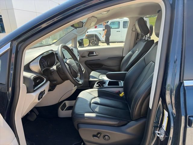 Used 2024 Chrysler Pacifica Touring-L FWD image 5