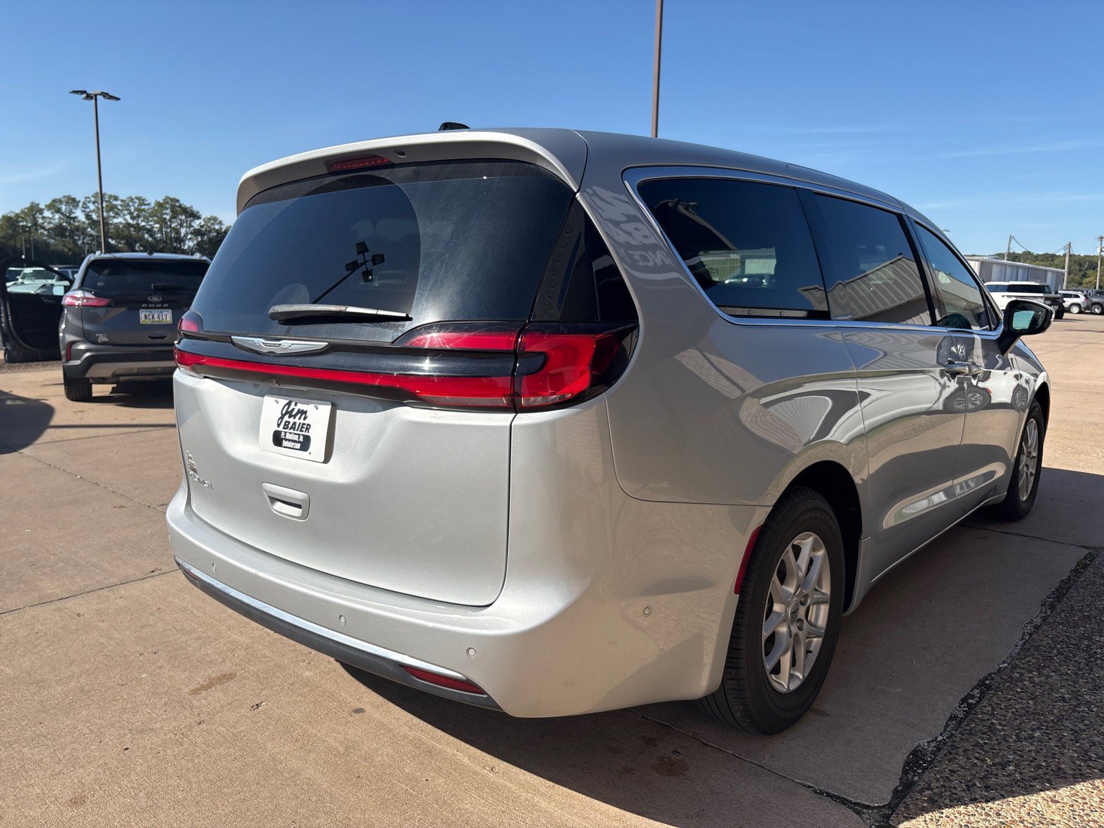 Used 2023 Chrysler Pacifica Touring-L FWD image 9