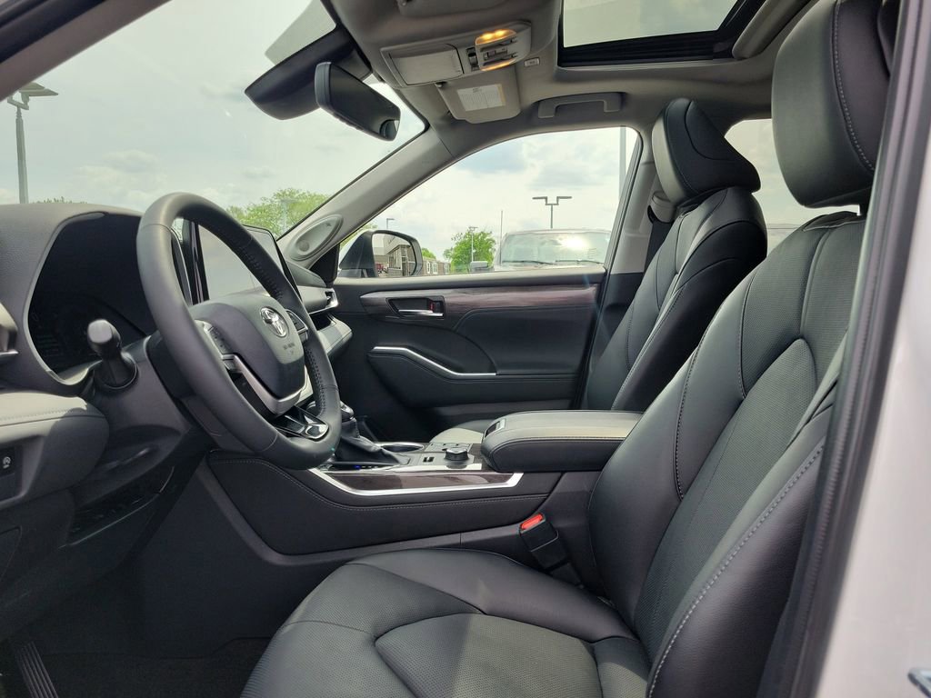 Used 2024 Toyota Highlander Limited AWD/4WD image 18