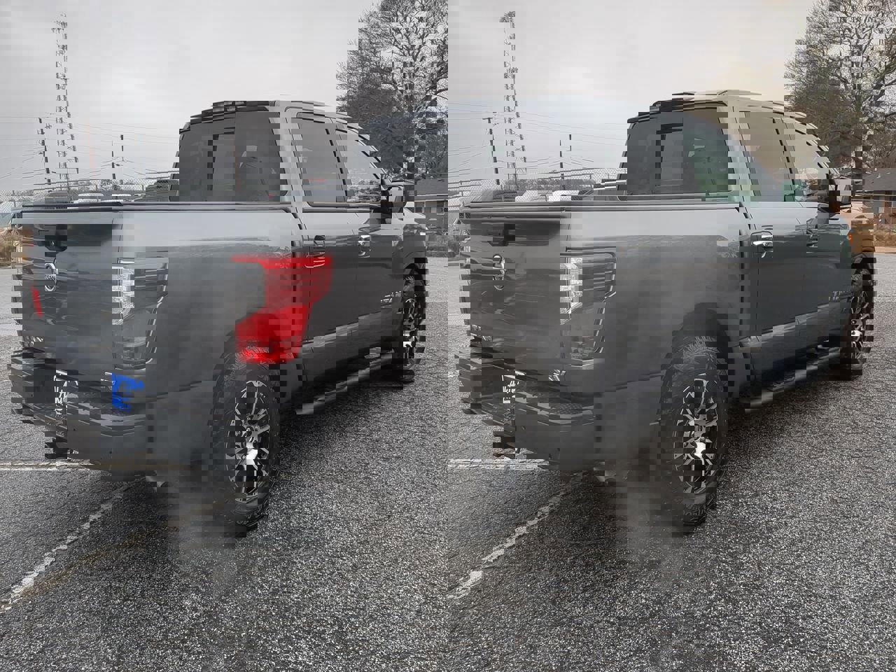 Used 2021 Nissan Titan SV w/ SV Convenience Package image 3