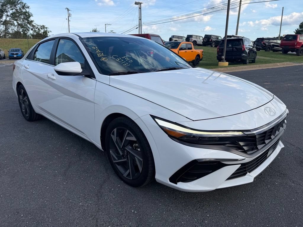 Used 2025 Hyundai Elantra SEL FWD image 7