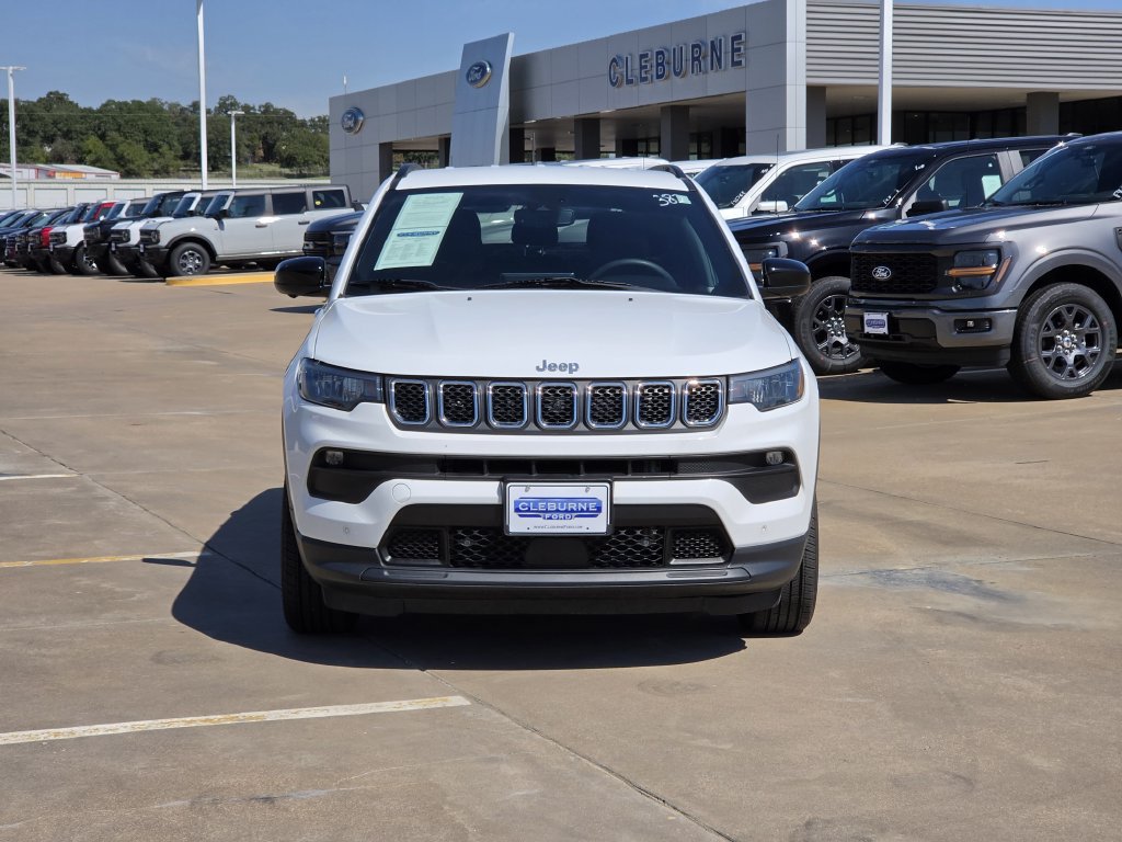 Used 2023 Jeep Compass Latitude w/ Convenience Group AWD/4WD image 2