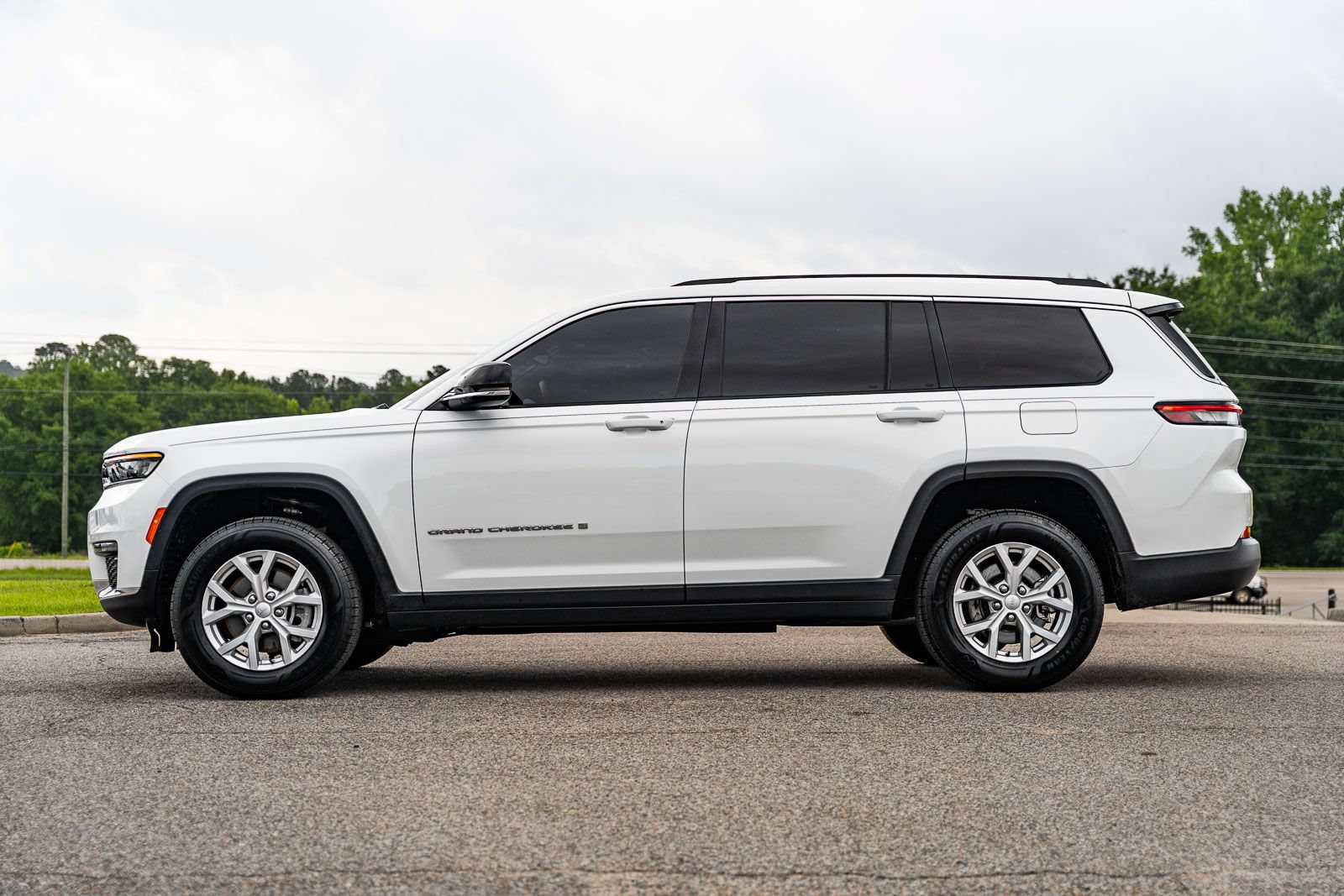 Used 2023 Jeep Grand Cherokee L Limited AWD/4WD image 4