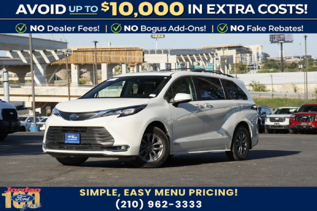 Used 2021 Toyota Sienna XLE FWD image 1