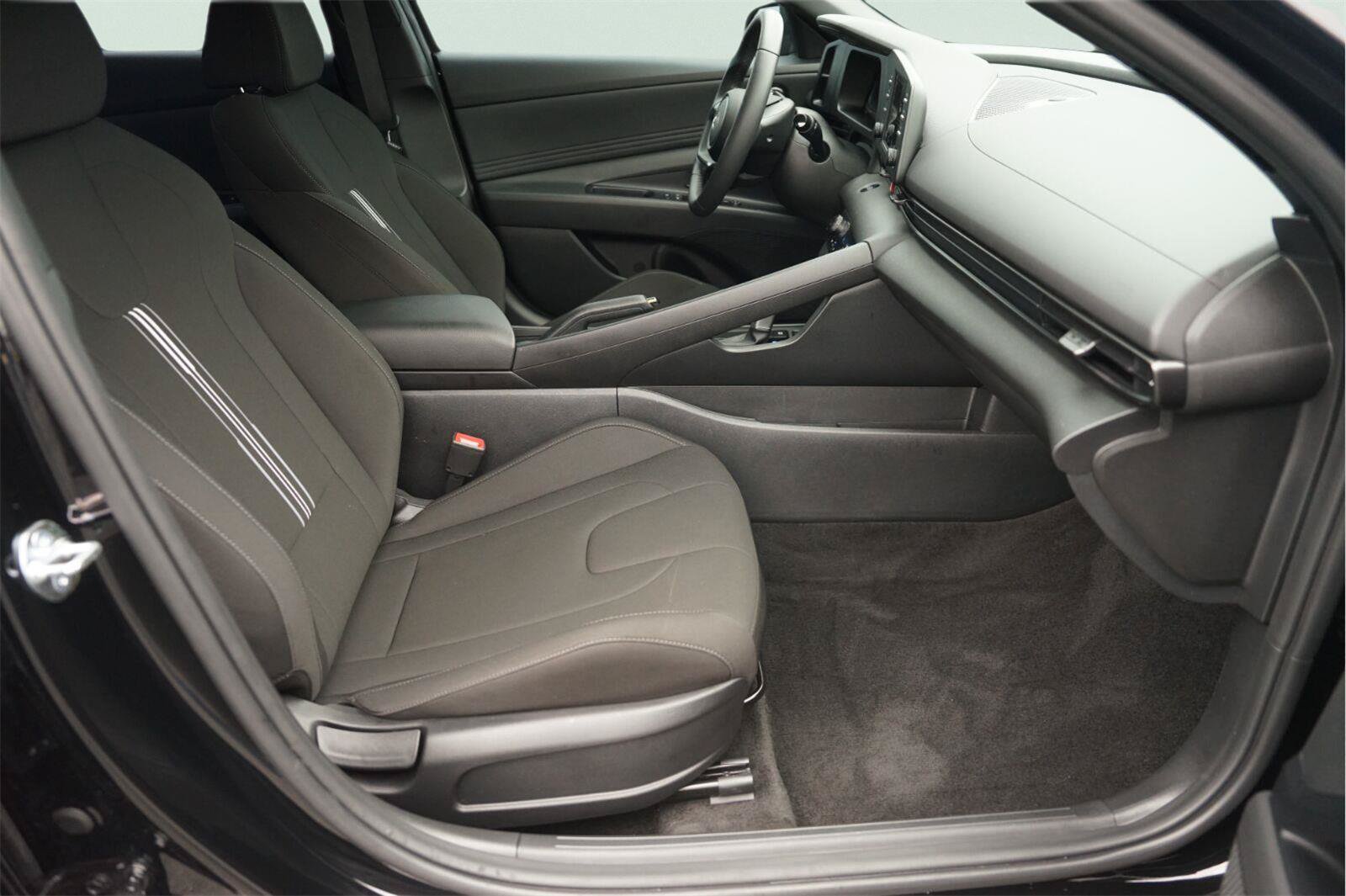 Used 2025 Hyundai Elantra Sport FWD image 18