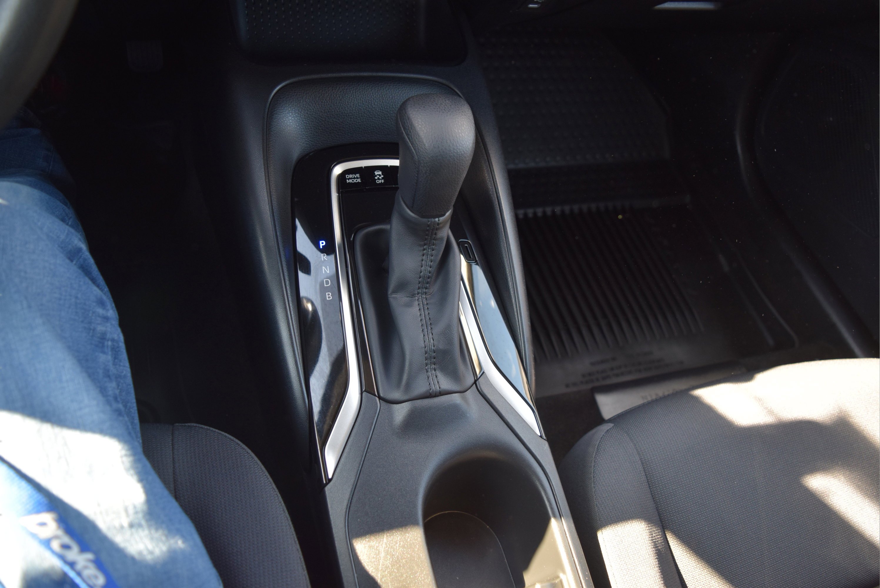 Used 2024 Toyota Corolla LE w/ LE Convenience Package FWD image 15