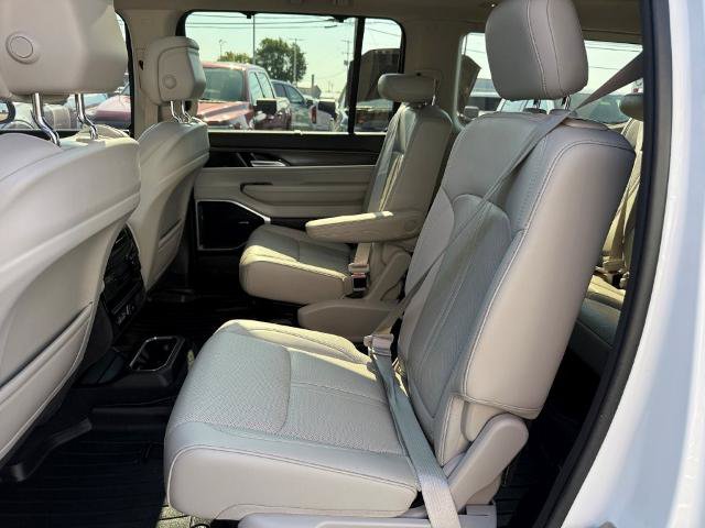 Used 2023 Jeep Wagoneer Series II w/ Convenience Group I AWD/4WD image 18