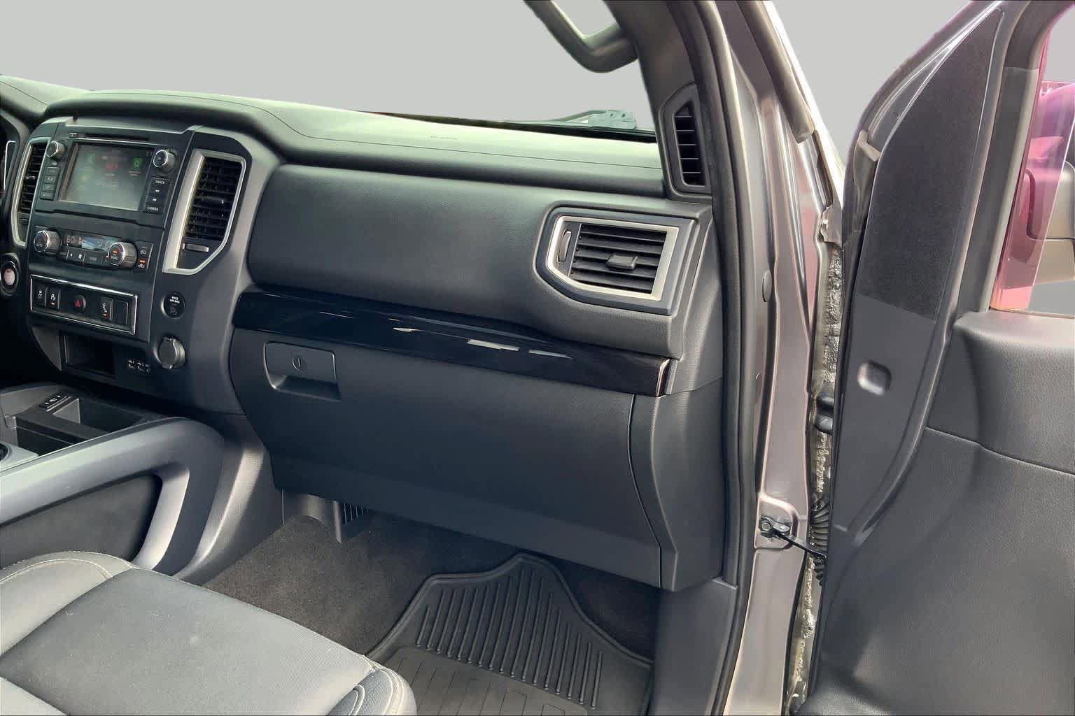 Used 2019 Nissan Titan SV w/ SV Convenience Package RWD image 18