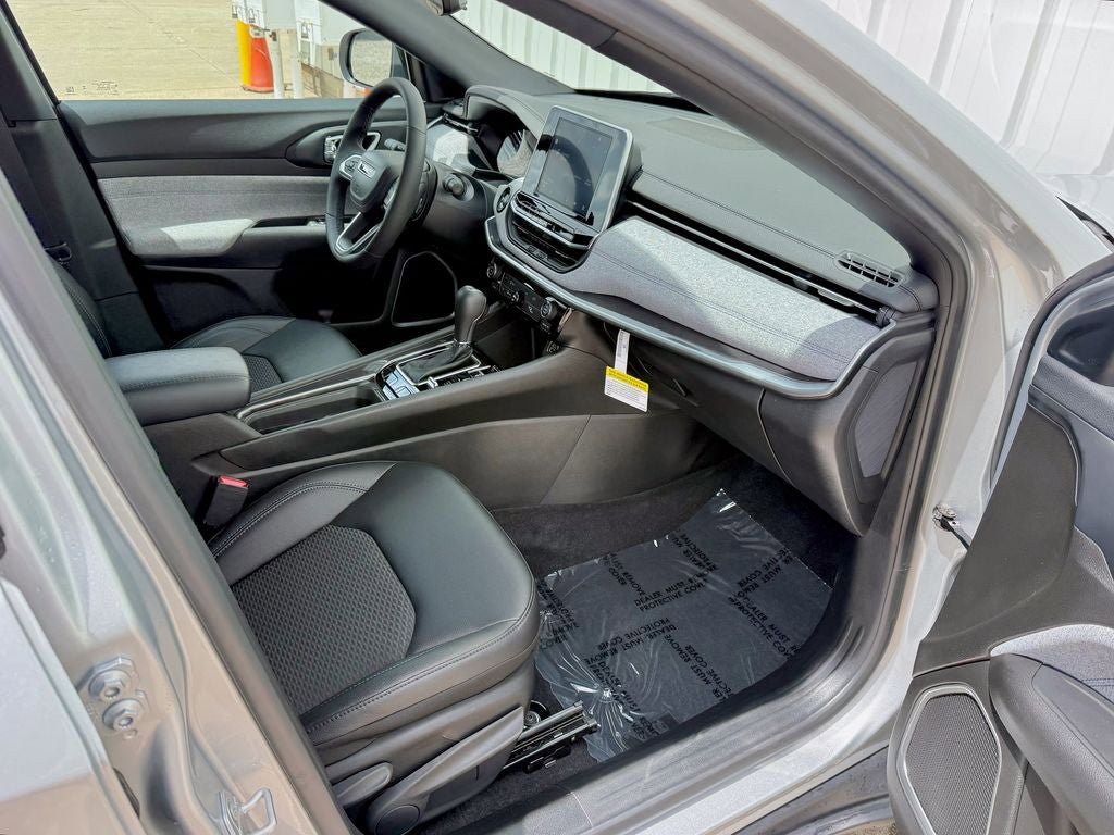 Used 2025 Jeep Compass Latitude AWD/4WD image 18