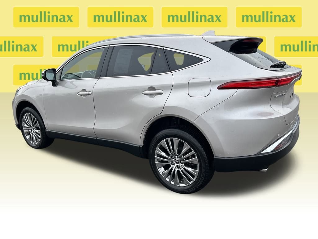 Used 2023 Toyota Venza XLE image 11