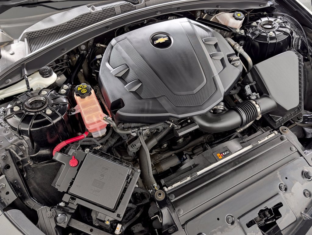 Used 2024 Chevrolet Camaro LT RWD image 8