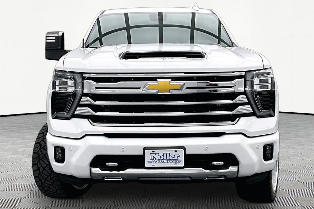 Used 2024 Chevrolet Silverado 2500 High Country AWD/4WD image 3