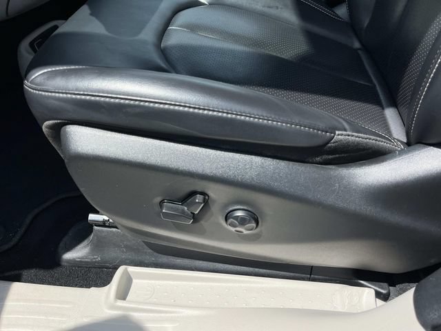 Used 2023 Chrysler Pacifica Touring-L FWD image 28